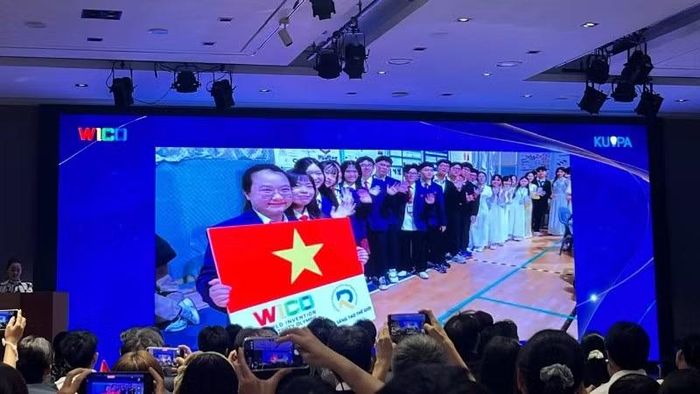 Các học sinh của Trường Hoàng Việt tại lễ bế mạc và trao giải Olympic Phát minh và Sáng tạo Thế giới - World Invention Creativity Olympic (WICO) 2026 diễn ra tại Seoul, Hàn Quốc.