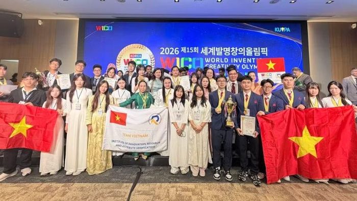 Các học sinh của Đoàn Việt Nam tại lễ bế mạc và trao giải WICO 2026.