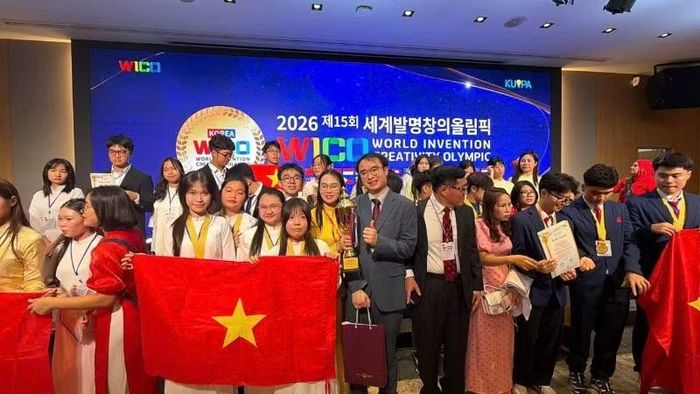 Các học sinh và giáo viên của Trường Hoàng Việt tại lễ bế mạc và trao giải.