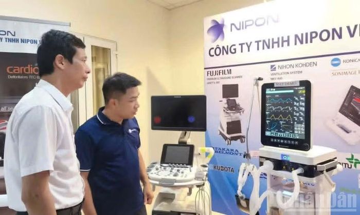 Đại biểu tham quan triển lãm trưng bày các thiết bị y tế.