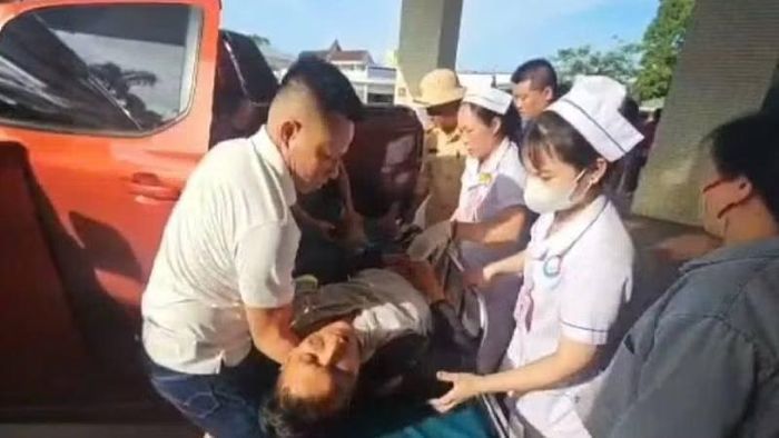 Nhờ được lực lượng Cảnh sát giao thông dẫn đường, bệnh nhân được đưa đến bệnh viện cấp cứu trong thời gian nhanh nhất nên đã qua cơn nguy kịch. (Ảnh cắt từ clip)