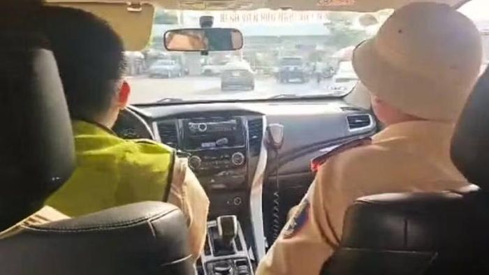 Đội Cảnh sát giao thông đường bộ số 2, Phòng Cảnh sát giao thông Công an Quảng Trị hỗ trợ dẫn đường cho xe chở bệnh nhân đi cấp cứu. (Ảnh cắt từ clip)