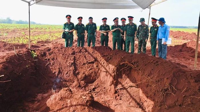 Lãnh đạo Quân khu 7 cùng các đơn vị liên quan khảo sát khu vực tìm kiếm hài cốt liệt sĩ.