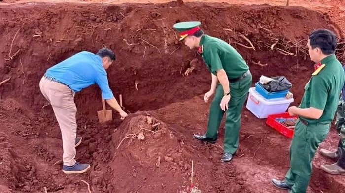 Đại tá Võ Thành Danh, Chỉ huy trưởng Bộ Chỉ huy Quân sự thành phố Đồng Nai kiểm tra công tác tìm kiếm ngày 17/7.