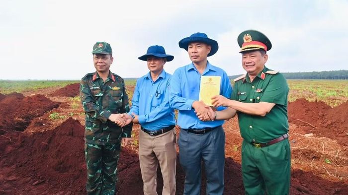 Lãnh đạo Quân khu 7 và Bộ Chỉ huy Quân sự thành phố Đồng Nai động viên cán bộ, chiến sĩ Đội K72.