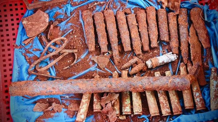 Một số di vật tìm thấy tại khu vực tìm kiếm xã Minh Đức, thành phố Đồng Nai.