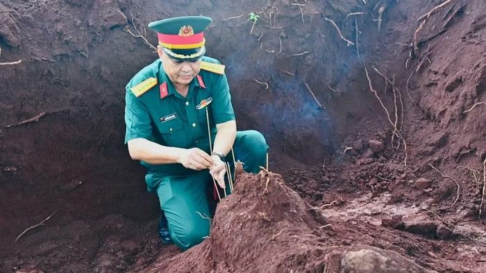 Đại tá Nguyễn Danh Trang, Chủ nhiệm Chính trị Bộ Chỉ huy Quân sự thành phố Đồng Nai tại khu vực tìm kiếm.