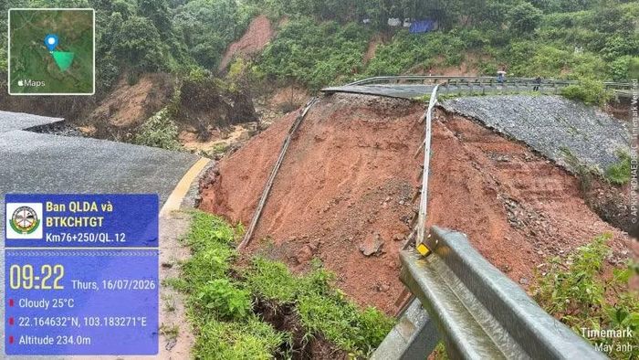 Hình ảnh sau khi mưa lũ cuốn trôi nền và mặt đường trên Quốc lộ 12 dẫn tới đứt gãy. (Nguồn ảnh: Cục Đường bộ Việt Nam)