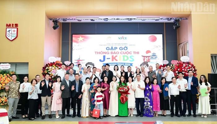 Các đại biểu chụp ảnh lưu niệm trong khuôn khổ chương trình công bố Cuộc thi "J-KIDS Japanese Talent 2026 - Tìm kiếm Tài năng tiếng Nhật cho trẻ em". (Ảnh: TUẤN ANH)