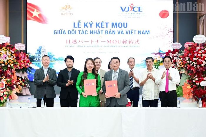 Trung tâm Xúc tiến Hợp tác Văn hóa, Giáo dục Việt Nam-Nhật Bản (VJCE) và Nhà xuất bản Giáo dục Việt Nam ký kết Biên bản ghi nhớ. (Ảnh: TUẤN ANH)
