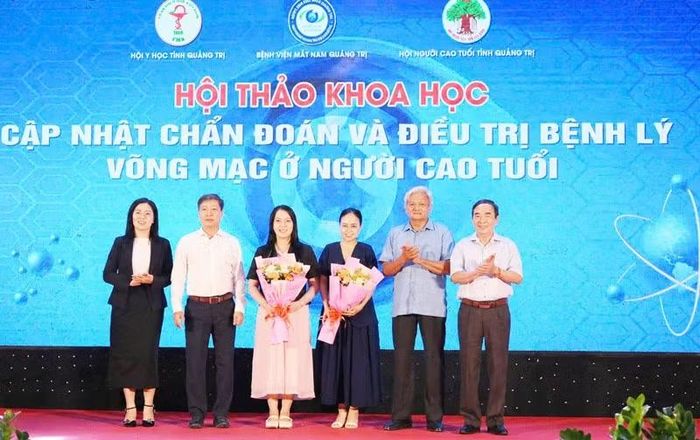 Ban Tổ chức hội thảo tặng hoa động viên các bác sĩ có nhiều đóng góp trong nghiên cứu khoa học, điều trị các bệnh về mắt.