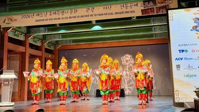 Một trong những tiết mục nghệ thuật truyền thống của Huế được các nghệ sĩ biểu diễn tại chương trình.