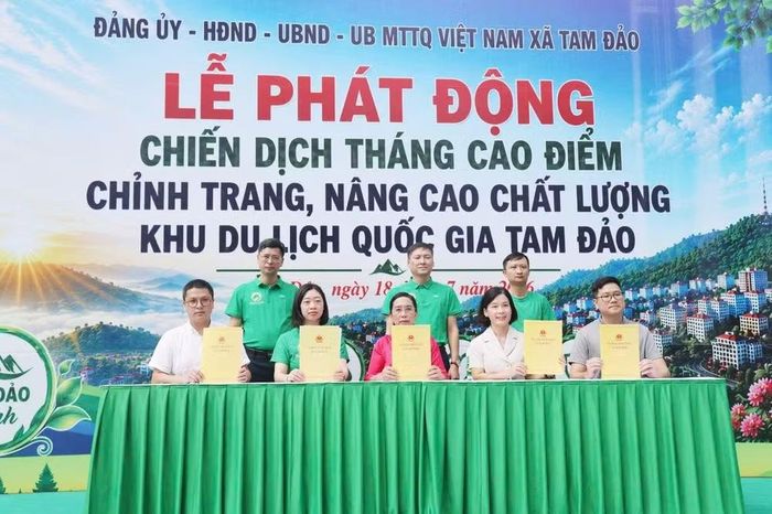 Các doanh nghiệp kinh doanh du lịch ký cam kết nâng cao chất lượng dịch vụ phục vụ du khách.