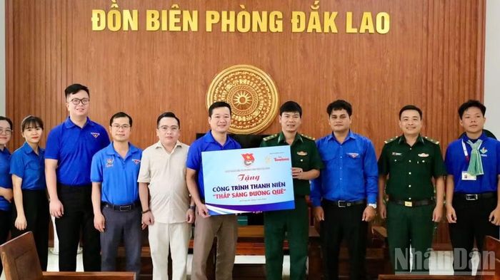 Ban Tổ chức chương trình “Kỳ nghỉ hồng” trao tặng công trình thanh niên "Thắp sáng đường quê" cho Đồn Biên phòng Đắk Lao.