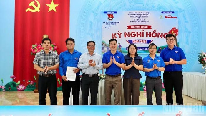 Ký kết giao ước kết nghĩa giữa Đoàn Các cơ quan Đảng tỉnh và Đoàn Thanh niên xã Thuận An.