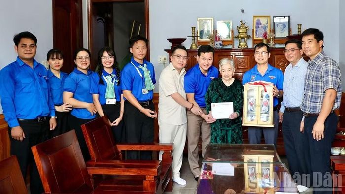Ban Tổ chức Chương trình “Kỳ nghỉ hồng” tặng quà Mẹ Việt Nam Anh hùng Nguyễn Thị Xuân nhân dịp kỷ niệm 79 năm Ngày Thương binh-Liệt sĩ (27/7/1947-27/7/2026).