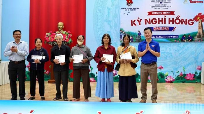 Ban Tổ chức chương trình “Kỳ nghỉ hồng” tặng quà các gia đình chính sách trên địa bàn xã biên giới Thuận An.