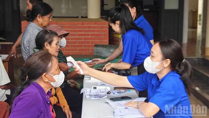 Người dân có hoàn cảnh khó khăn vùng biên xã Thuận An được khám bệnh, tư vấn sức khỏe, cấp phát thuốc miễn phí.