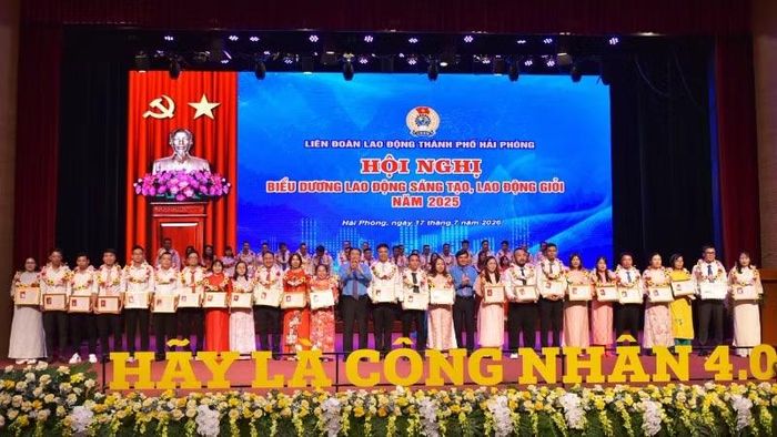 Liên đoàn Lao động Hải Phòng biểu dương lao động sáng tạo, lao động giỏi năm 2025. (Ảnh: XUÂN TRƯỜNG)