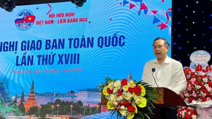 Đồng chí Đặng Thanh Sơn, Phó Chủ tịch Ủy ban nhân dân tỉnh Ninh Bình phát biểu tại hội nghị.
