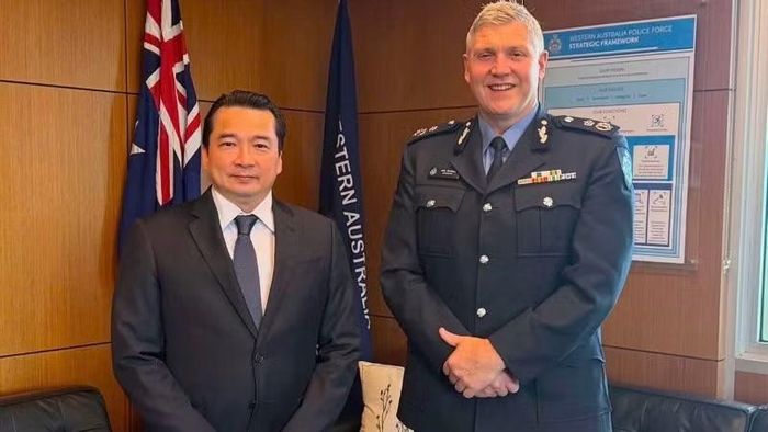 Tổng Lãnh sự Phạm Hải Anh và Giám đốc Cảnh sát bang Tây Australia Col Blanch. (Ảnh: Tổng Lãnh sự quán Việt Nam tại Perth cung cấp)