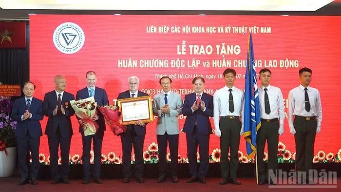 Trao Huân chương Độc lập hạng Ba cho tập thể Trường đại học Năng lượng Quốc gia Moscow, Cộng hòa Liên bang Nga.