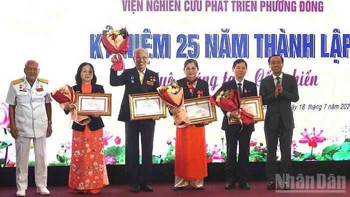 Các cá nhân của Viện Nghiên cứu Phát triển Phương Đông nhận Bằng khen của Chủ tịch Ủy ban nhân dân Thành phố Hồ Chí Minh vì có nhiều đóng góp cho sự phát triển của thành phố.