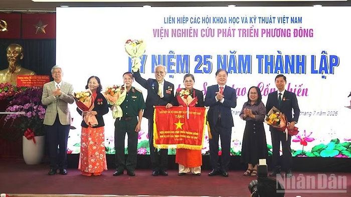 Trao Cờ Thi đua của Liên hiệp các Hội Khoa học và Kỹ thuật Việt Nam cho tập thể Viện Nghiên cứu Phát triển Phương Đông. (Ảnh: LINH BẢO)