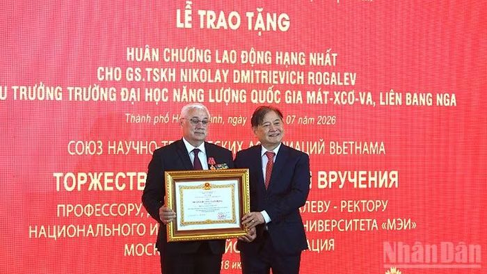 Trao Huân chương Lao động hạng Nhất cho ngài Rogalev, Hiệu trưởng Trường đại học Năng lượng Quốc gia Moscow, Cộng hòa Liên bang Nga.