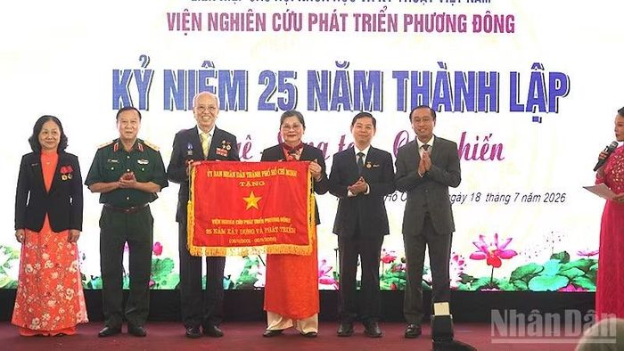 Trao Cờ Thi đua của Ủy ban nhân dân Thành phố Hồ Chí Minh cho Viện Nghiên cứu Phát triển Phương Đông tại lễ kỷ niệm.