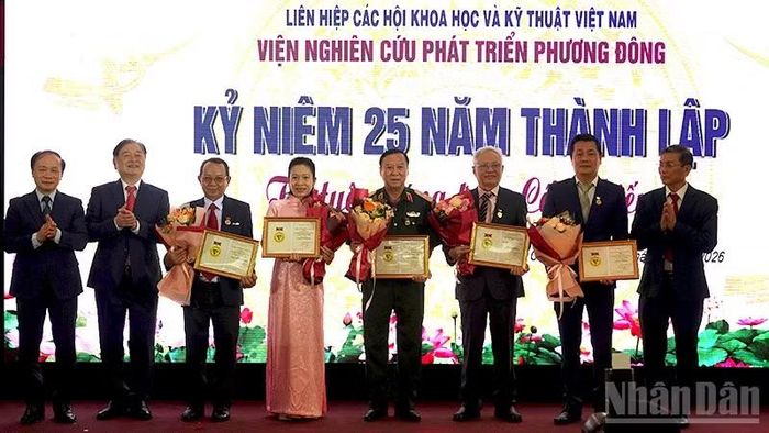 Trao Kỷ niệm chương Vì sự nghiệp các Hội Khoa học và Kỹ thuật cho các cá nhân của Viện Nghiên cứu Phát triển Phương Đông.