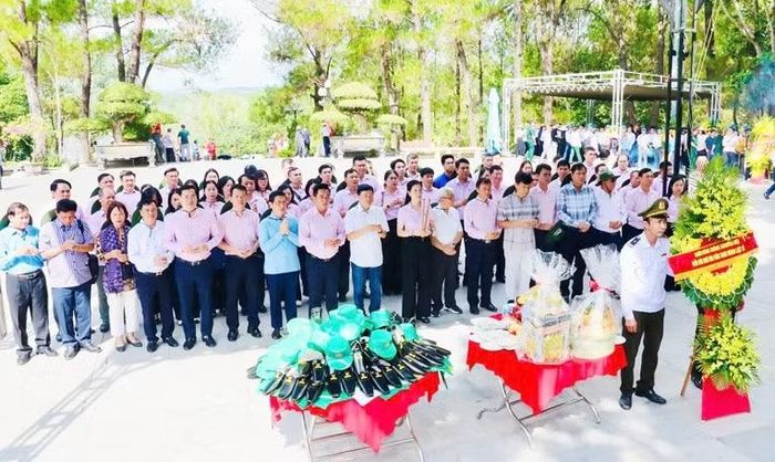 Đoàn đại biểu Ngân hàng Chính sách xã hội Việt Nam dâng hương tri ân các Anh hùng liệt sĩ tại Nghĩa trang Liệt sĩ quốc gia Trường Sơn.