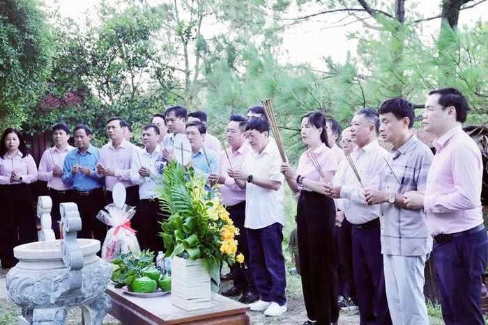 Đoàn dâng hoa, dâng hương viếng mộ Đại tướng Võ Nguyên Giáp.