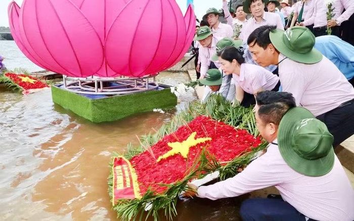 Đoàn tri ân các Anh hùng liệt sĩ ở sông Thạch Hãn.