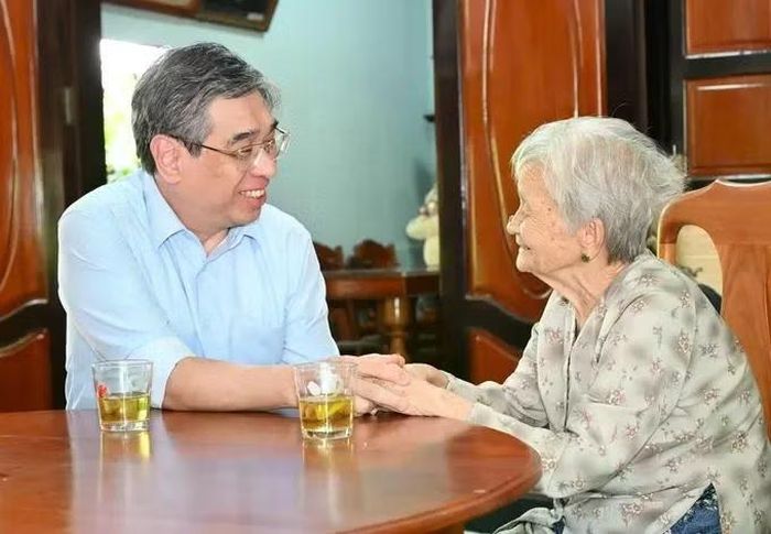 Đồng chí Nguyễn Phước Lộc trò chuyện cùng mẹ Trần Thị Tư. (Ảnh: VIỆT DŨNG)