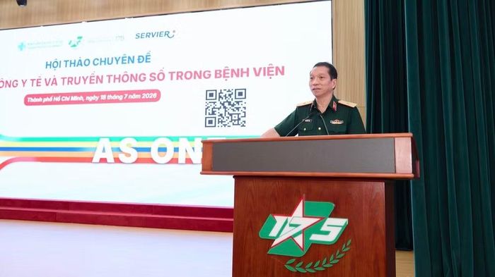 Thiếu tướng Trần Quốc Việt, Giám đốc Bệnh viện Quân y 175 phát biểu tại hội thảo.