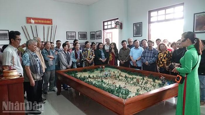 Văn nghệ sĩ tham gia chuyến về nguồn tại Phú Yên (nay là tỉnh Đắk Lắk) do Liên hiệp các Hội Văn học nghệ thuật thành phố tổ chức vào năm 2024.