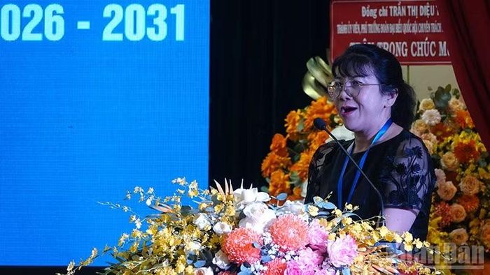 Phó Giáo sư, Tiến sĩ Nguyễn Thị Mỹ Liêm trình bày tham luận tại phiên Đại hội nội bộ sáng 18/7.