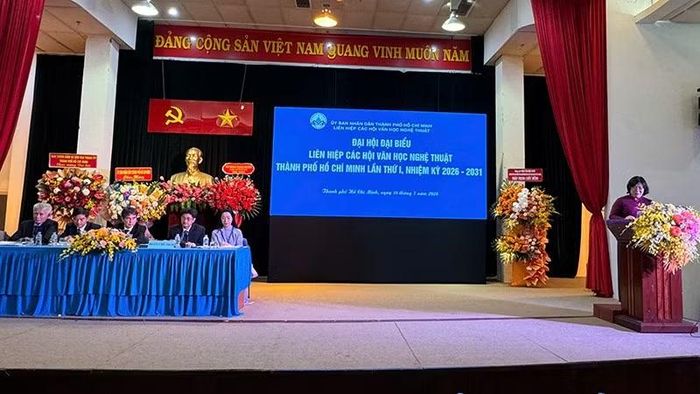 Đồng chí Văn Thị Bạch Tuyết, Phó Bí thư Thành ủy Thành phố Hồ Chí Minh phát biểu chỉ đạo Đại hội. (Ảnh: CÔNG SƠN)