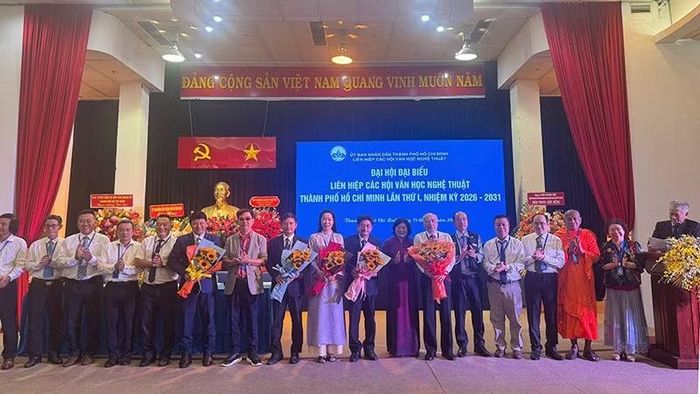 Lãnh đạo Thành phố Hồ Chí Minh chúc mừng Ban chấp hành Liên hiệp các Hội Văn học nghệ thuật thành phố nhiệm kỳ 2026-2031. (Ảnh: CÔNG SƠN)