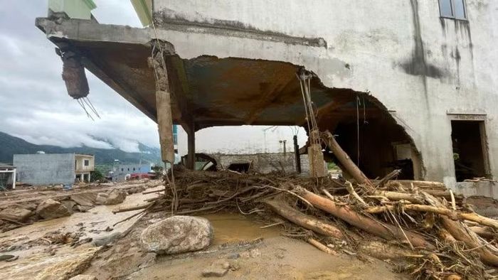 Một căn nhà 2 tầng của người dân bản Chít còn trơ lại khung thép sau khi lũ đi qua.