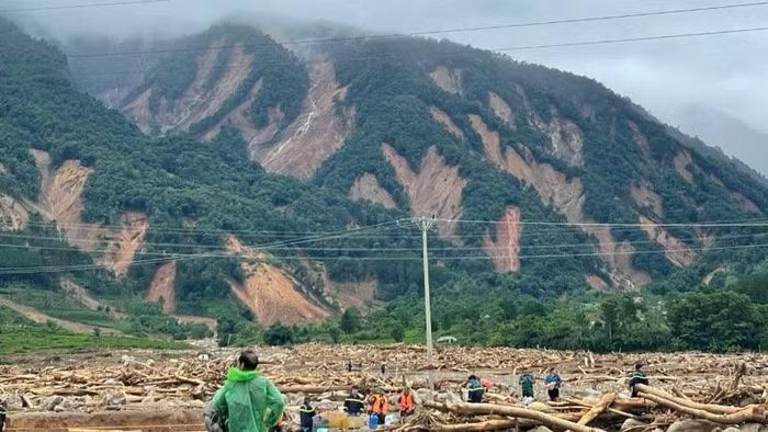 Cảnh tan hoang ở bản Chít và sự nham nhở của những vạt núi hiện ra sau lũ