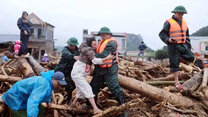 Lực lượng cứu hộ giải cứu thành công người phụ nữ mang thai khỏi khu vực nguy hiểm.
