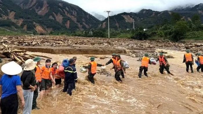 Nhóm Cháo từ thiện Lai Châu nhờ lực lượng cứu hộ mang các phần quà đến các hộ dân bị lũ cô lập. (Ảnh: Báo Lai Châu)