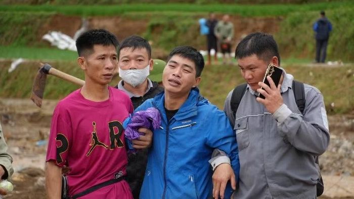Người đàn ông khóc lịm vì người nhà chết trong trận lũ.