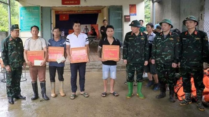 Đoàn công tác của Quân khu II tặng quà các gia đình bị thiệt hại do lũ. (Ảnh: Báo Lai Châu)