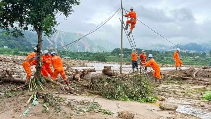 Công nhân Công ty Điện lực Lai Châu nỗ lực khắc phục sự cố lưới điện sau mưa lũ. (Ảnh: Báo Lai Châu)