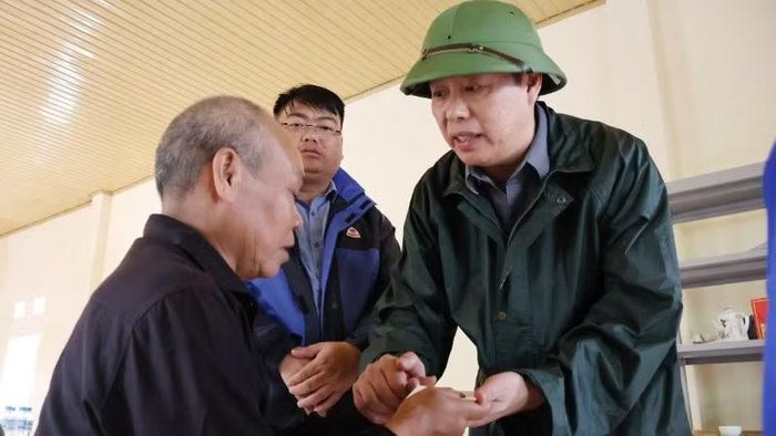 Chủ tịch tỉnh Lai Châu thăm động viên gia đình người dân bị thiệt hại do lũ.