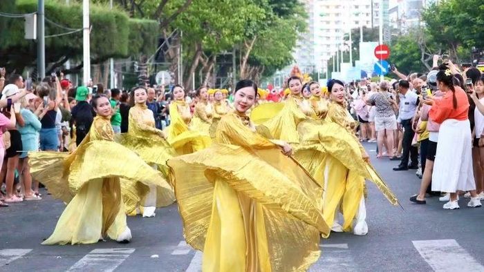 Rực rỡ sắc màu Carnival trên phố biển Nha Trang.
