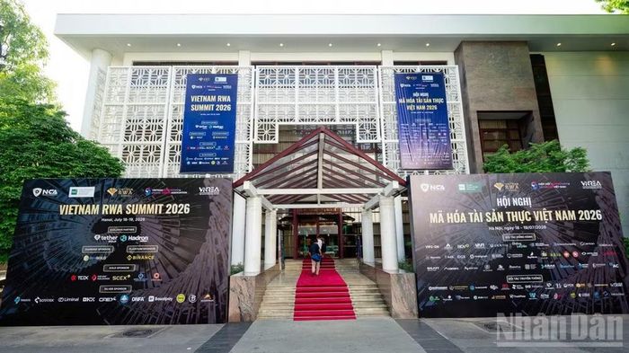 Hội nghị Mã hóa tài sản thực Việt Nam 2026 (Vietnam RWA Summit 2026) diễn ra trong 2 ngày 18-19/7/2026 là diễn đàn đối thoại đa phương về chính sách và thực tiễn thị trường, tập trung xác định những điều kiện then chốt về thể chế, hạ tầng và năng lực triển khai để thúc đẩy thị trường tài sản số. Sự kiện do Ủy ban Chứng khoán Nhà nước, Hiệp hội Blockchain và Tài sản số Việt Nam (VBA), Hiệp hội An ninh mạng Quốc gia (NCA) và Hiệp hội Bất động sản Việt Nam (VNREA) phối hợp tổ chức, góp phần mở rộng cơ hội đưa Việt Nam trở thành một điểm đến mới của dòng vốn, công nghệ và các mô hình tài chính số trong khu vực.